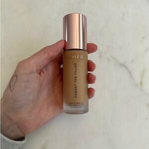 Lawless Forget The Filler Skin Plumping Line Smoothing Foundation 12M